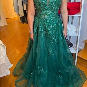 Emerald Green Sleeveless Plunge Gown for Prom